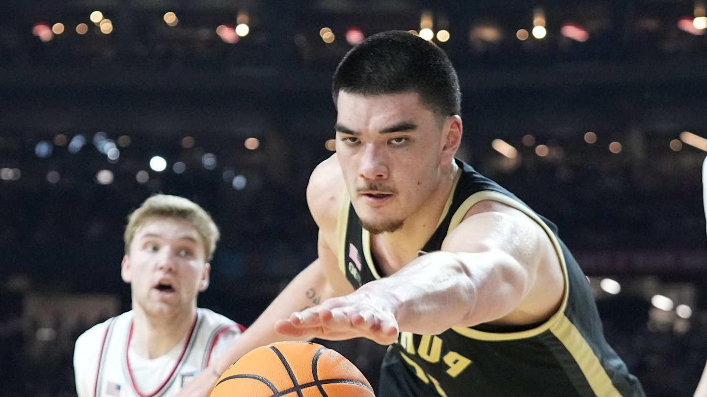 Grizzlies' Cam Spencer Receives UConn Championship Ring in Front of Peeved Zach Edey