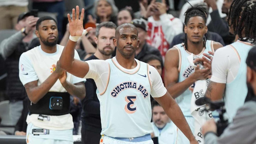 Spurs Had Chris Paul Tearing Up With Sweet Gift Celebrating His Historic Assist
