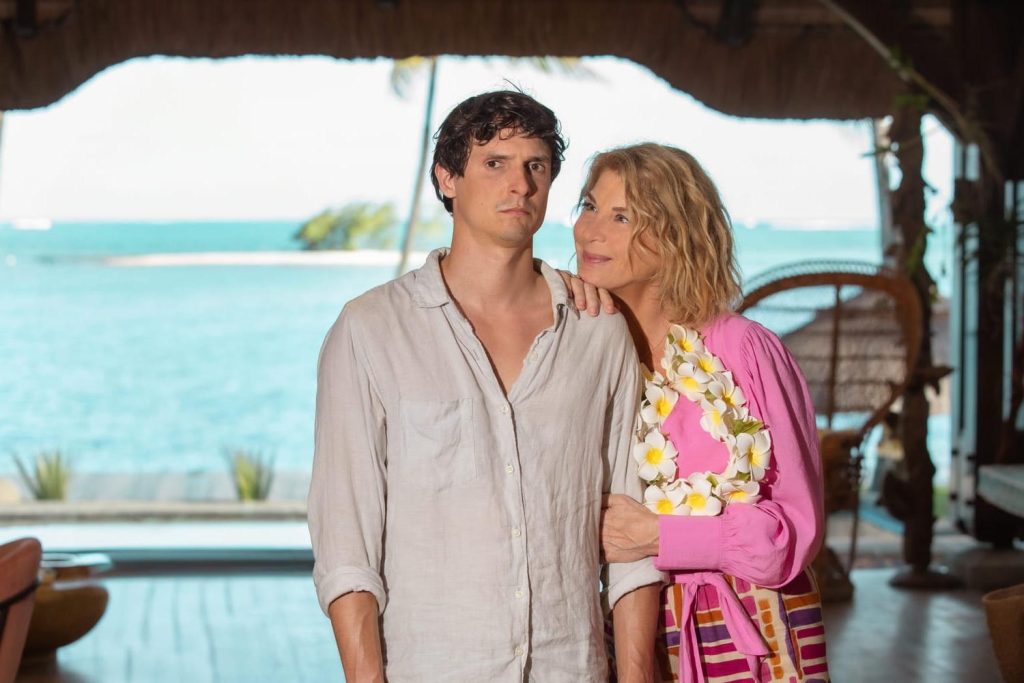 
                                                Lune de miel avec ma mère : de quoi parle la comédie française de Netflix avec Michèle Laroque ?                    