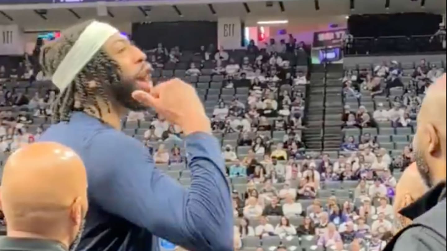 Anthony Davis Had the Perfect Response to Kings Fans During Mavericks' Blowout Win