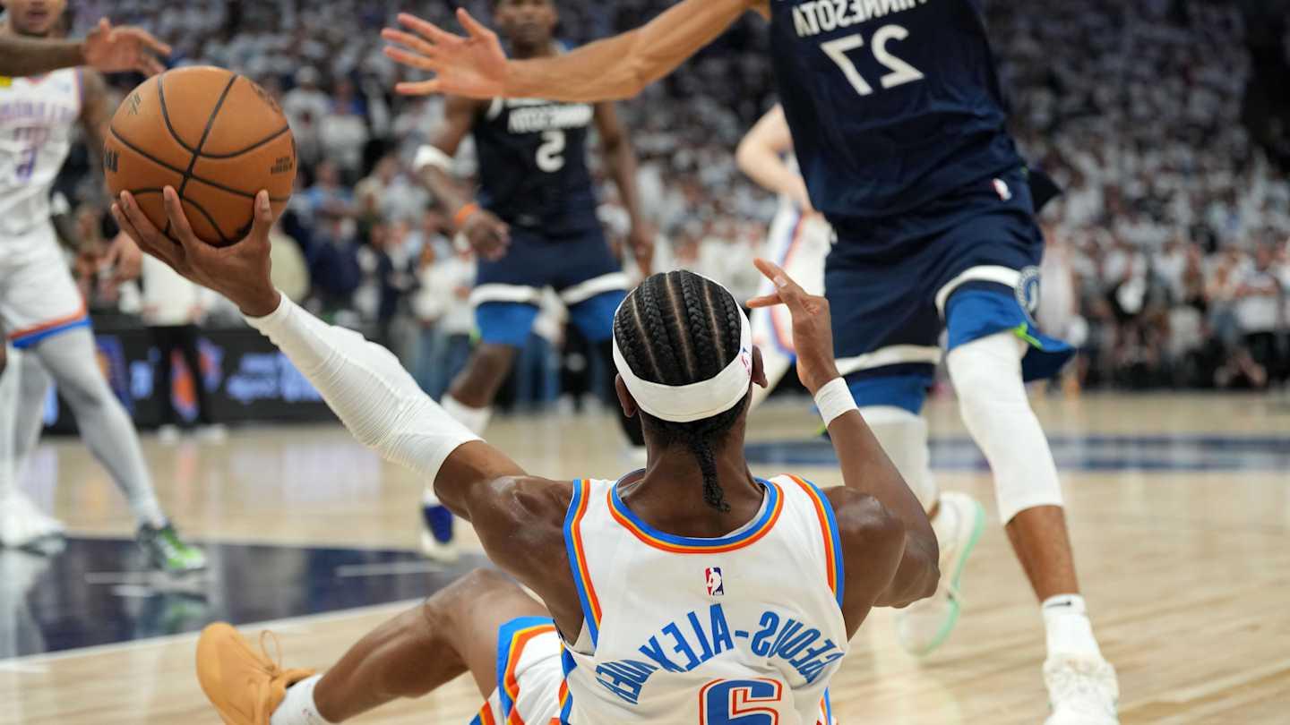 Cameras Caught Shai Gilgeous-Alexander Telling Fan Who Caught His Pass He Was ‘Smart'