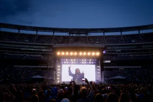MetLife Reunion Night: 2 Surprising Lines That Broke The Crowd's Calm