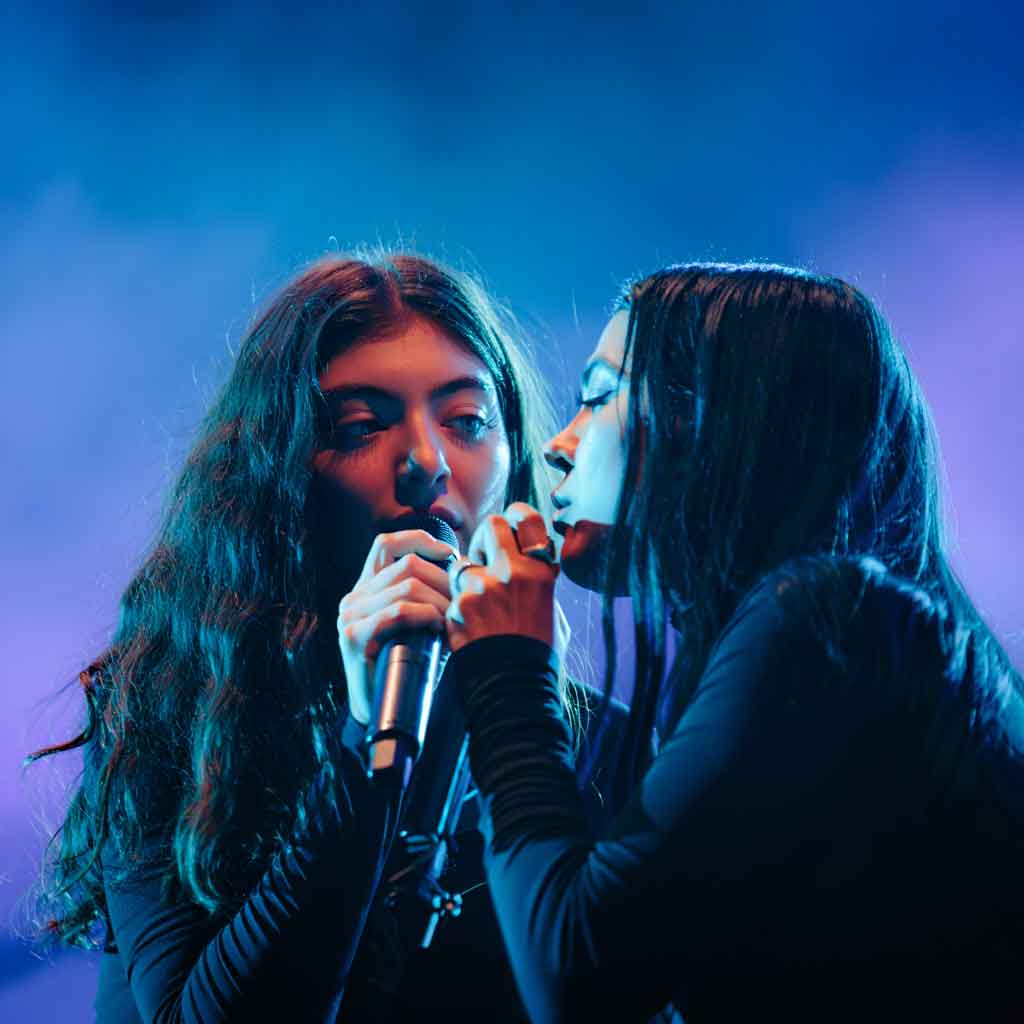 Lorde surprises fans with Charli XCX at Kia Forum for "Girl, So Confusing"