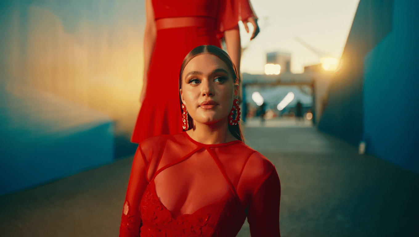 Kelsea Ballerini walks CMA Awards red carpet solo after Chase Stokes reunion