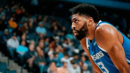 Anthony Davis playing tonight as Mavericks face Thunder in crucial matchup