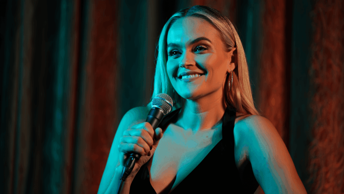Who is Nikki Glaser, comedian hosting Golden Globes tonight