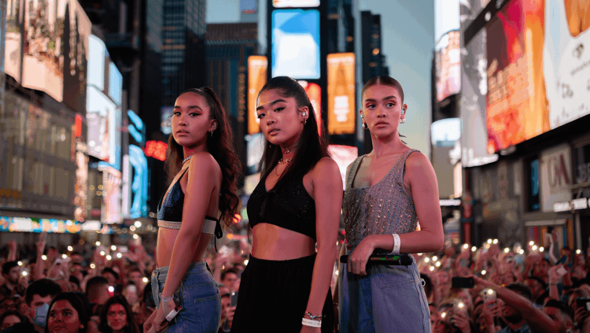 KPop demon hunters singers hit Times Square stage tonight as EJAE, Audrey Nuna, Rei Ami perform on New Years Rockin Eve